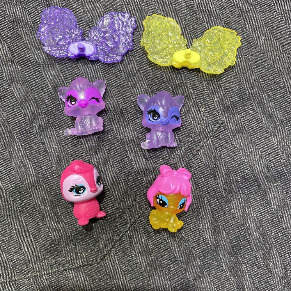 Hatchimals CollEGGtibles Mini Figures Bundle of 4 Figures & 2 Wings Translucent